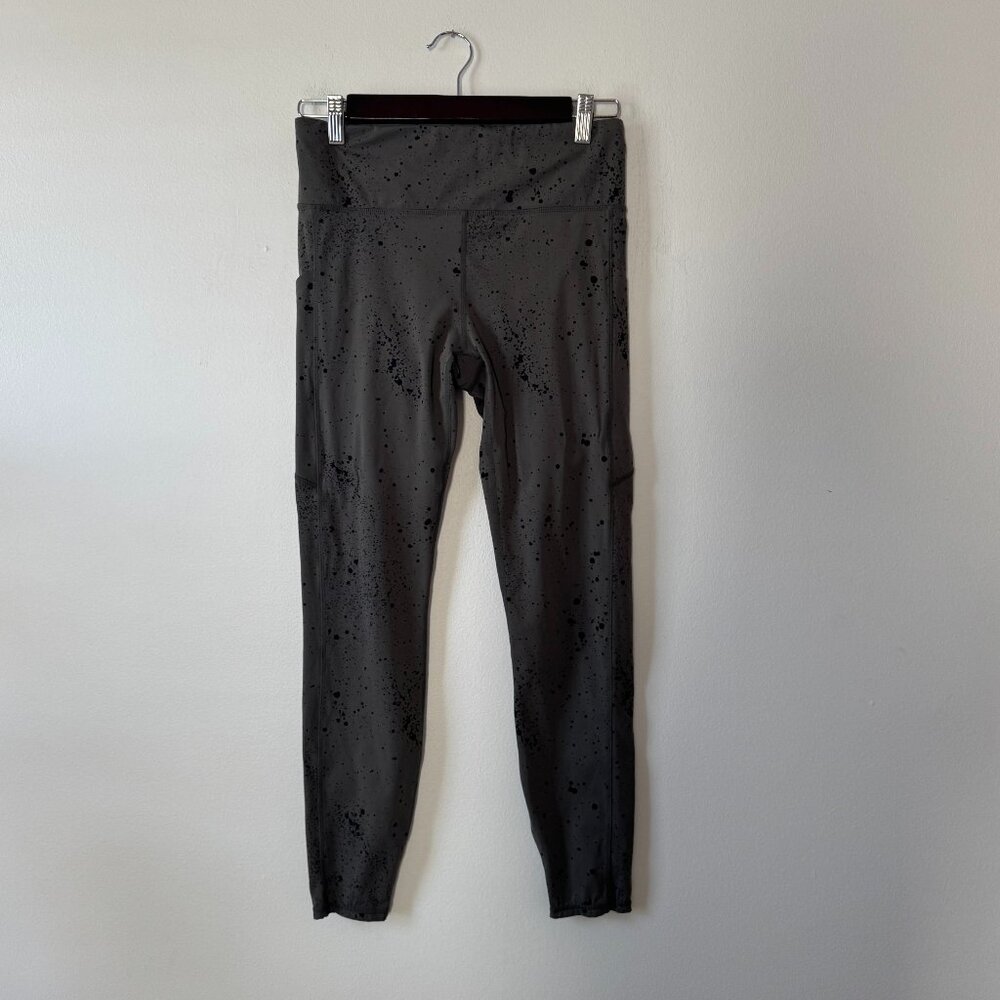 Vuori Stride Midrise pocketed 7/8 length leggings in Oregano Splatter